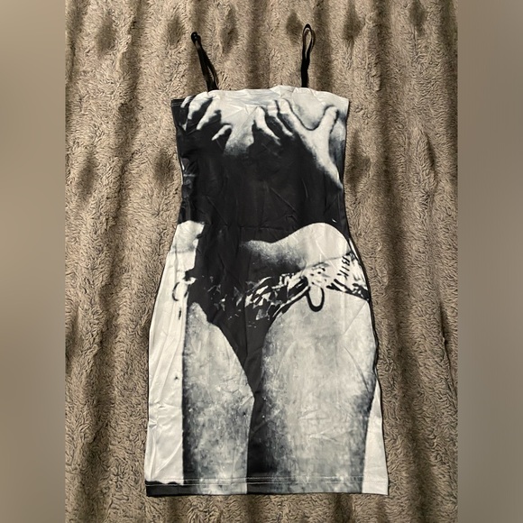 Dresses & Skirts - Silhouette Bodycon Dress